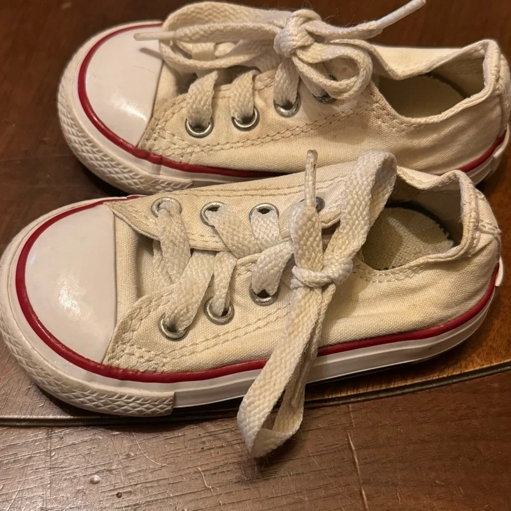 Converse Infant Low-Top Canvas Sneakers in Cream with Red Trim Size 5 Retro